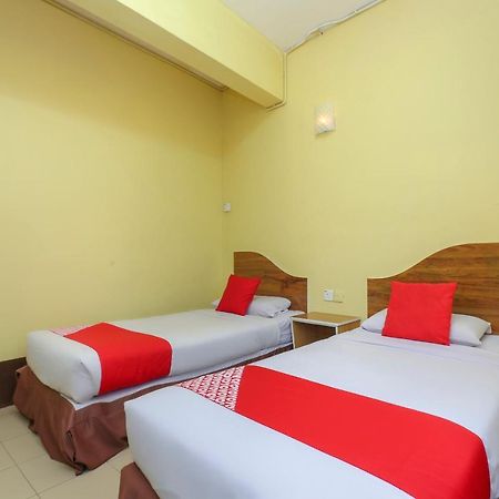 Oyo 90162 Aj Hotel Kuala Berang Ngoại thất bức ảnh